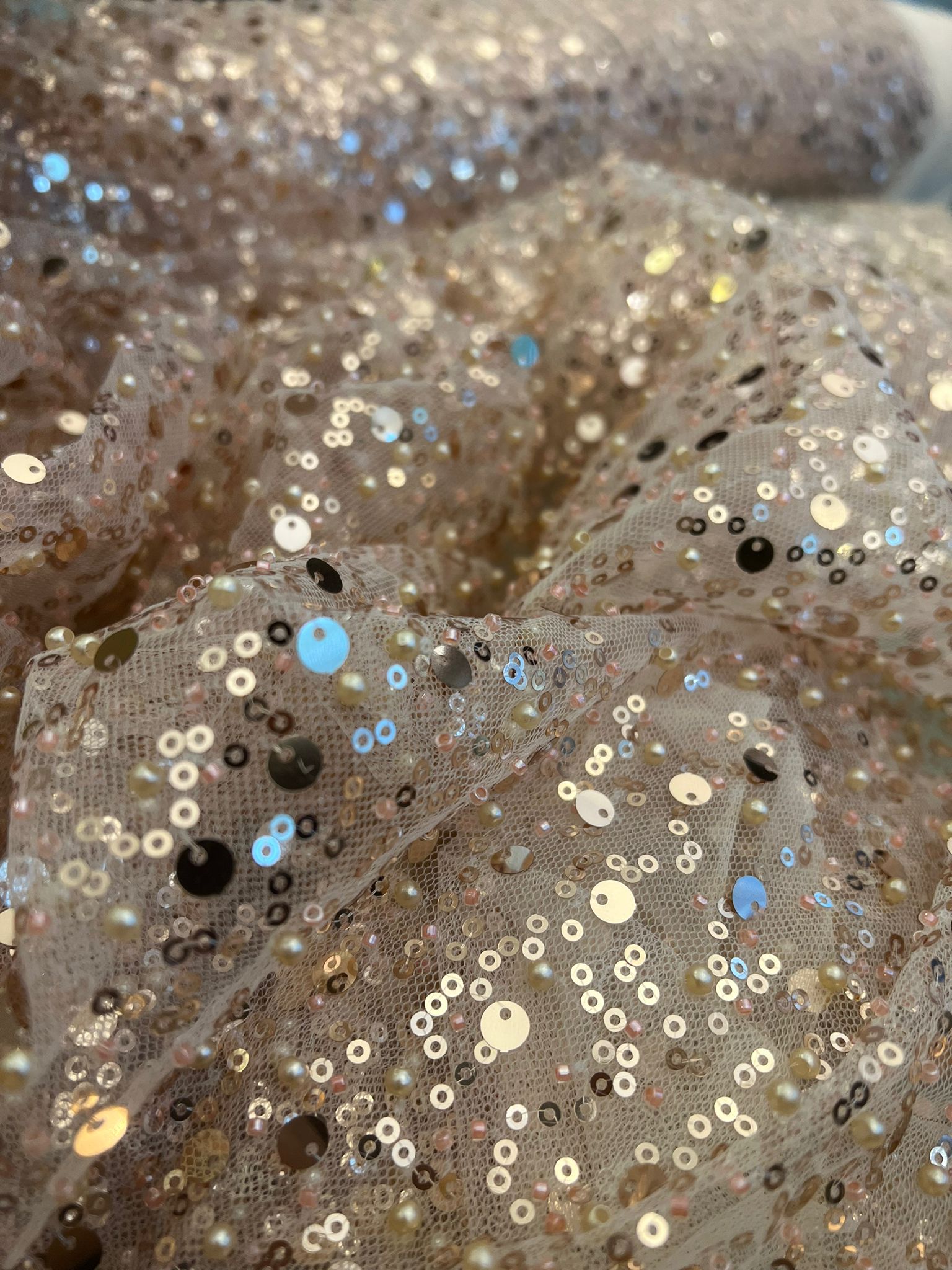 BL-001A YOĞUN PAYETLİ İNCİ VE KESME BONCUKLU KUMAŞ