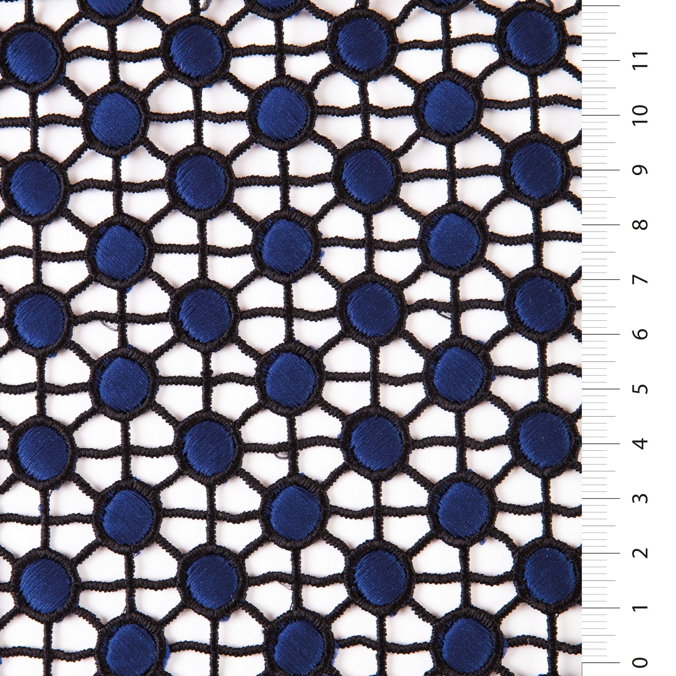 Geometrik Daire Tasarımlı Çift Renkli Güpür Nakışlı Kumaş