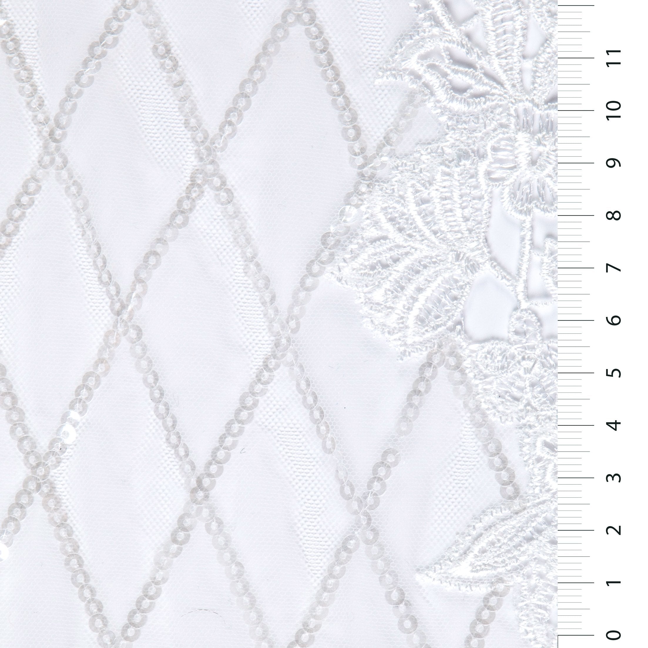 El Yapımı Geometrik Çiçek Tasarımlı Pul Siyah Nakışlı Kumaş