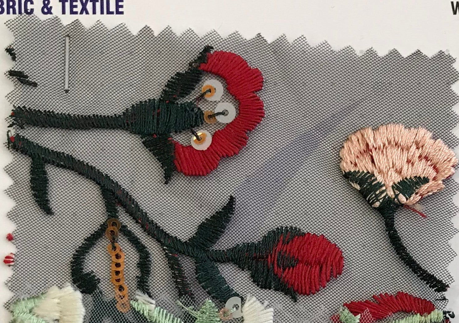 Yaz Rengi Çiçek Tasarımlı Renkli Pul İşlemeli Kumaş