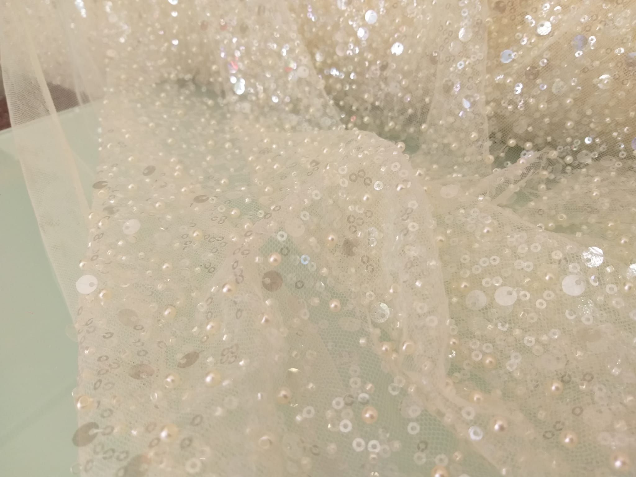 BL-001A YOĞUN PAYETLİ İNCİ VE KESME BONCUKLU KUMAŞ