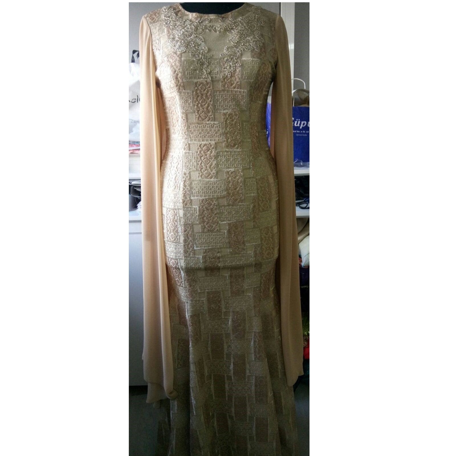 Geleneksel Tarzda Parlak Altın Payet İşlemeli Elbise | Burç Kumaş