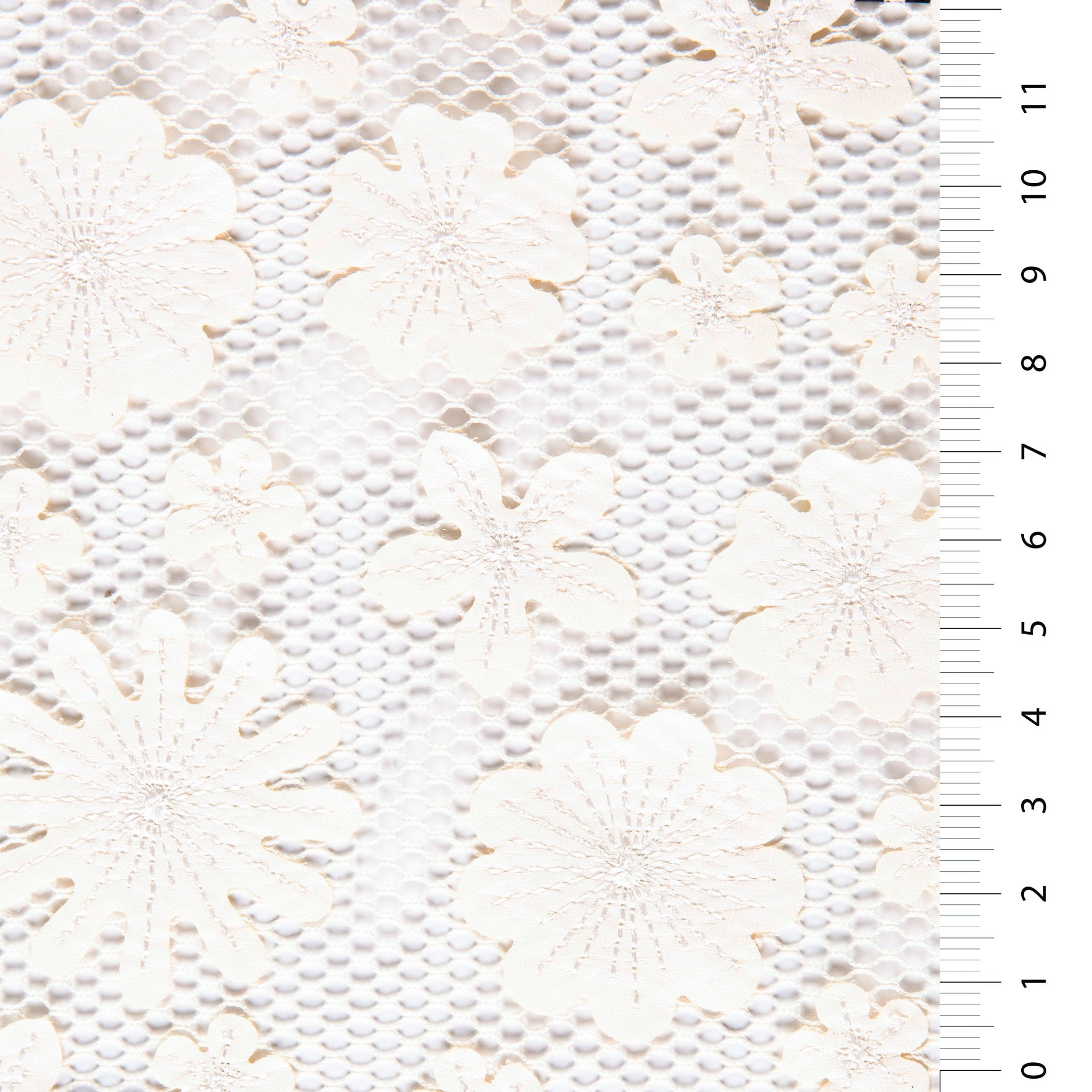 Beyaz 3D Lazer Kesim Çiçekli Suni Deri Nakışlı Kumaş | Burç Kumaş