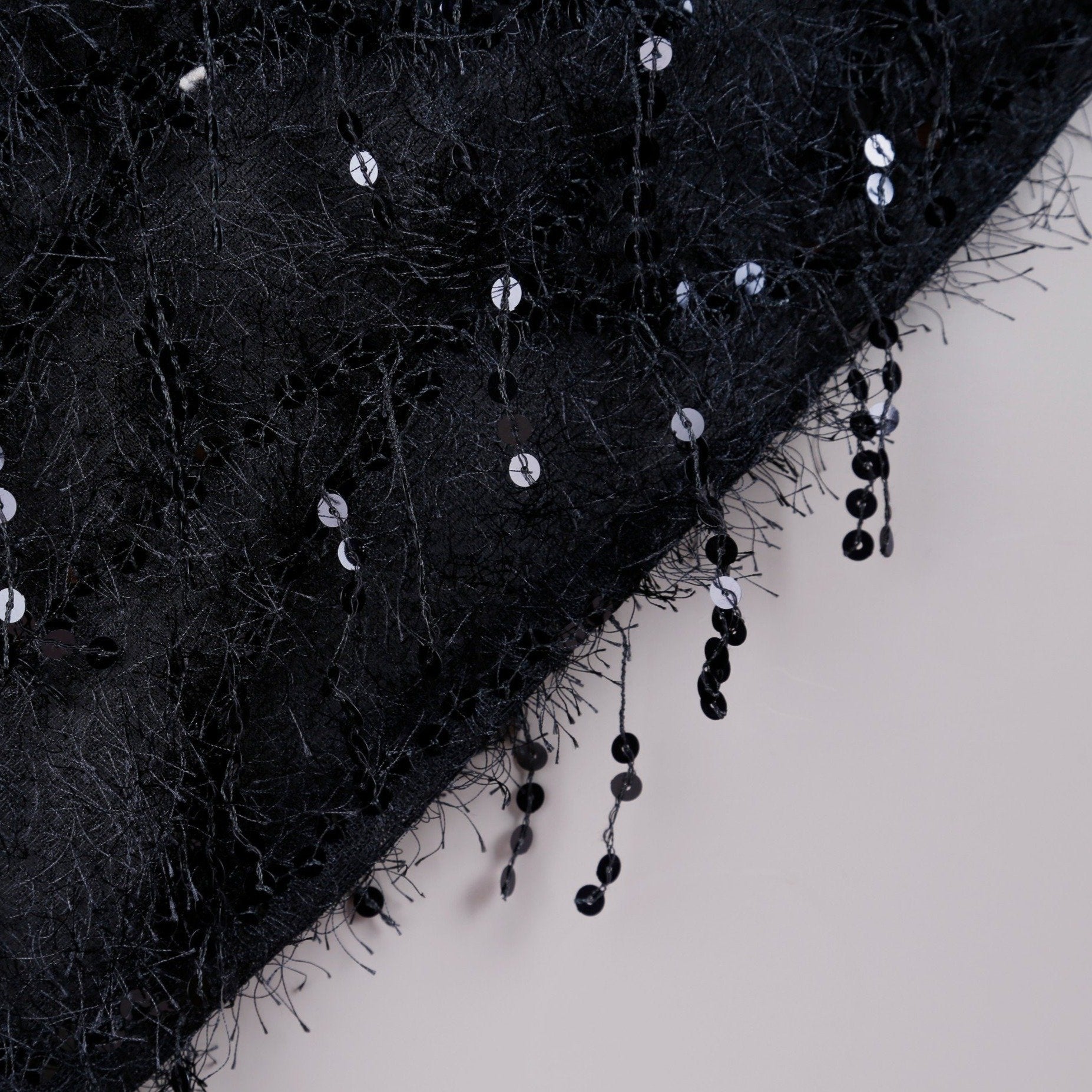 Siyah Tüylü İplik Saçaklı Pul İşlemeli Kumaş | Burç Kumaş